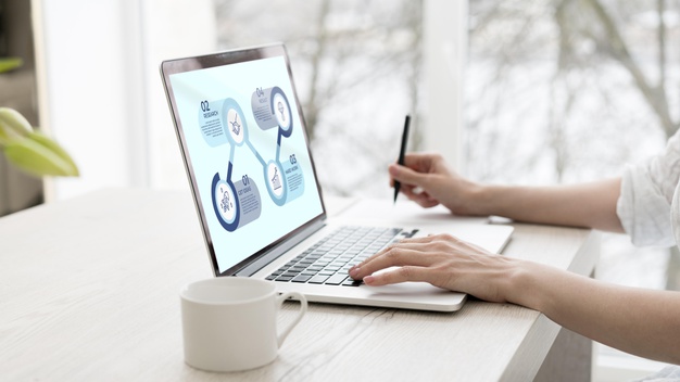 freelancer-trabajando-laptop-maqueta_23-2148562490